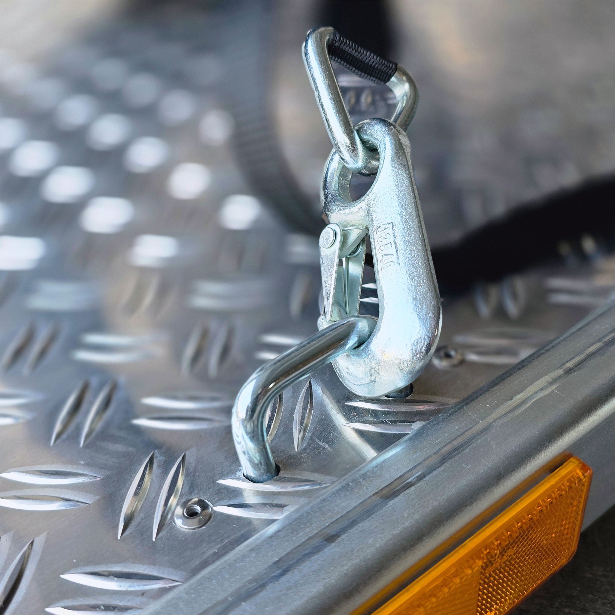 TREILER Zurrpunkt mit Karabiner eingehakt