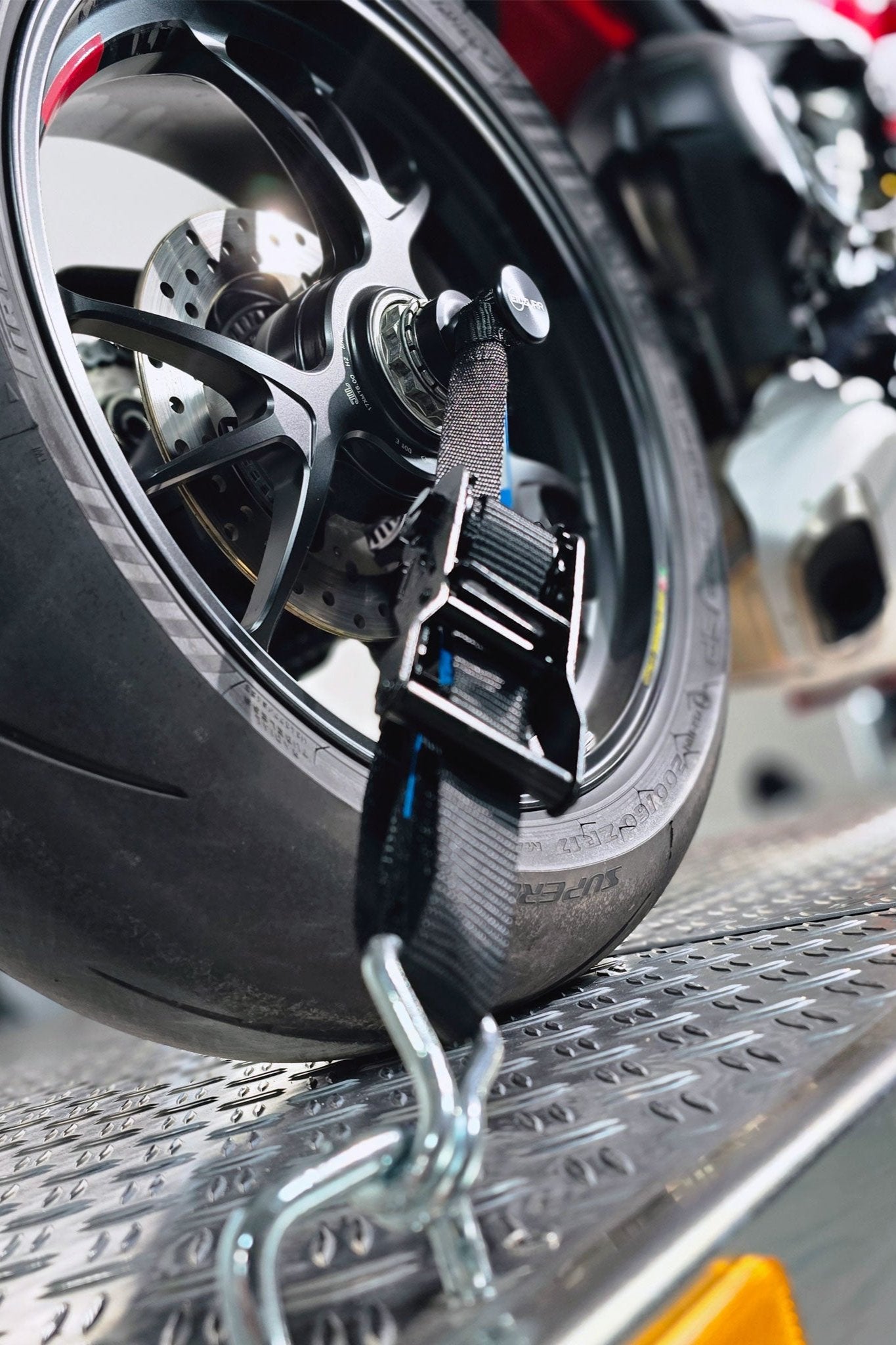 Eilzurr montiert an einer Ducati Hinterradachse und verzurrt auf einem TREILER Motorradanhänger.